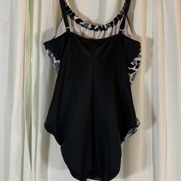MagicSuit Lisa Black and White Graphic Print Swimsuit, 10 - Picture 4 of 9
